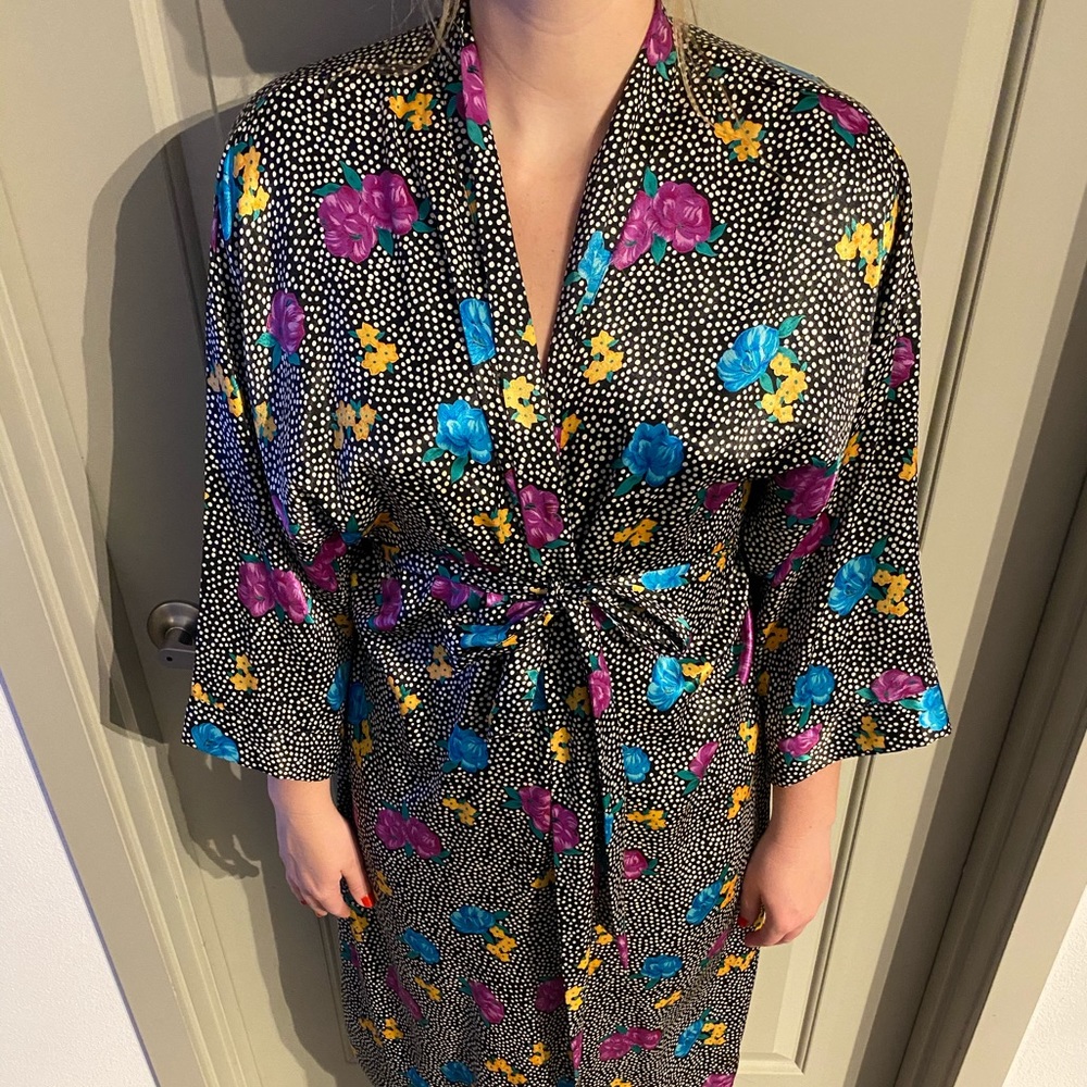 SILKY POKA DOT ROBE W/ FLOWERS